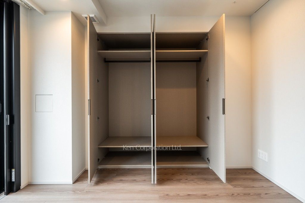 TAKANAWA GATEWAY CITY RESIDENCEの写真 クローゼット※画像は同タイプの824号室（RAタイプ・モカグレージュ）です。階数・カラータイプが異なる場合があります。 ※8階の同じ間取タイプを撮影。仕様が異なることがあります。