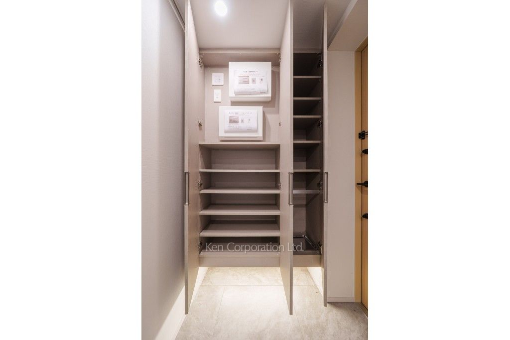 TAKANAWA GATEWAY CITY RESIDENCEの写真 シューズクローゼット※画像は同タイプの824号室（RAタイプ・モカグレージュ）です。階数・カラータイプが異なる場合があります。 ※8階の同じ間取タイプを撮影。仕様が異なることがあります。