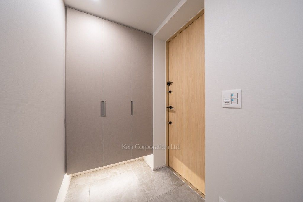 TAKANAWA GATEWAY CITY RESIDENCEの写真 玄関※画像は同タイプの824号室（RAタイプ・モカグレージュ）です。階数・カラータイプが異なる場合があります。 ※8階の同じ間取タイプを撮影。仕様が異なることがあります。