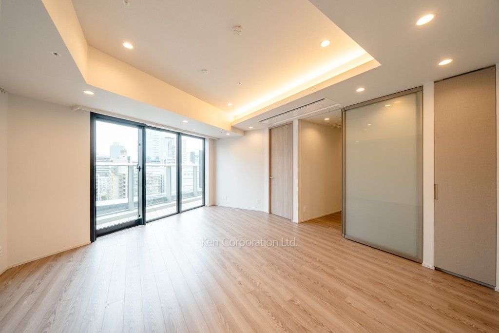 TAKANAWA GATEWAY CITY RESIDENCEの写真 リビングダイニング※画像は同タイプの824号室（RAタイプ・モカグレージュ）です。階数・カラータイプが異なる場合があります。 ※8階の同じ間取タイプを撮影。仕様が異なることがあります。