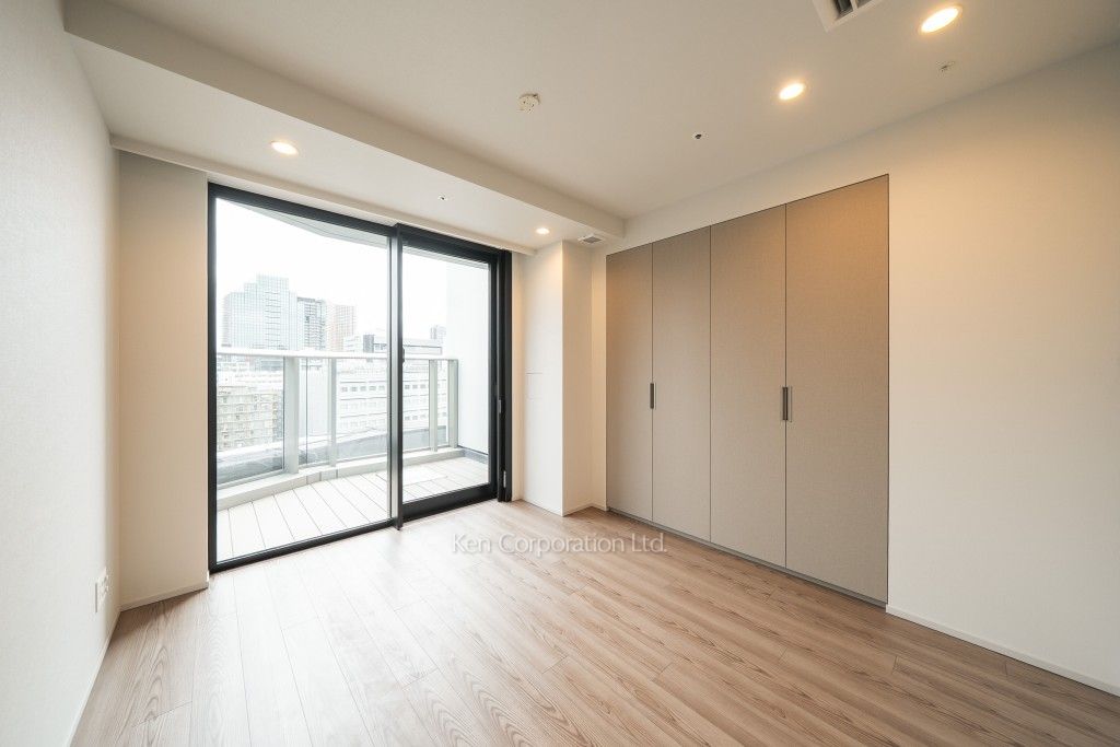 TAKANAWA GATEWAY CITY RESIDENCEの写真 マスターベッドルーム※画像は同タイプの824号室（RAタイプ・モカグレージュ）です。階数・カラータイプが異なる場合があります。 ※8階の同じ間取タイプを撮影。仕様が異なることがあります。