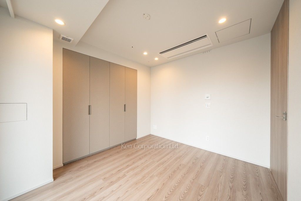 TAKANAWA GATEWAY CITY RESIDENCEの写真 マスターベッドルーム※画像は同タイプの824号室（RAタイプ・モカグレージュ）です。階数・カラータイプが異なる場合があります。 ※8階の同じ間取タイプを撮影。仕様が異なることがあります。