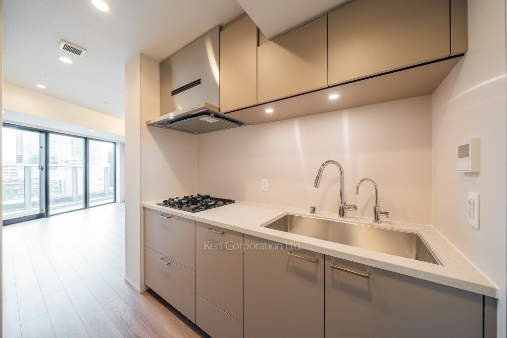 TAKANAWA GATEWAY CITY RESIDENCEの写真 キッチン※画像は同タイプの824号室（RAタイプ・モカグレージュ）です。階数・カラータイプが異なる場合があります。※画像では、冷蔵庫が未設置ですが、今後設置されます。 ※8階の同じ間取タイプを撮影。仕様が異なることがあります。