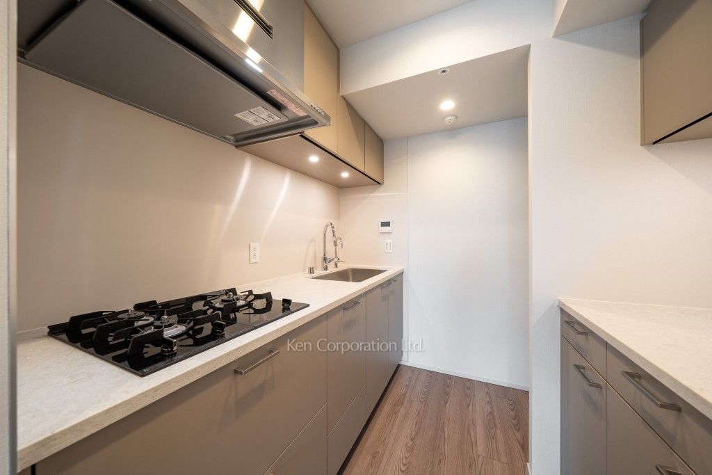 TAKANAWA GATEWAY CITY RESIDENCEの写真 キッチン※画像は同タイプの824号室（RAタイプ・モカグレージュ）です。階数・カラータイプが異なる場合があります。※画像では、冷蔵庫が未設置ですが、今後設置されます。 ※8階の同じ間取タイプを撮影。仕様が異なることがあります。