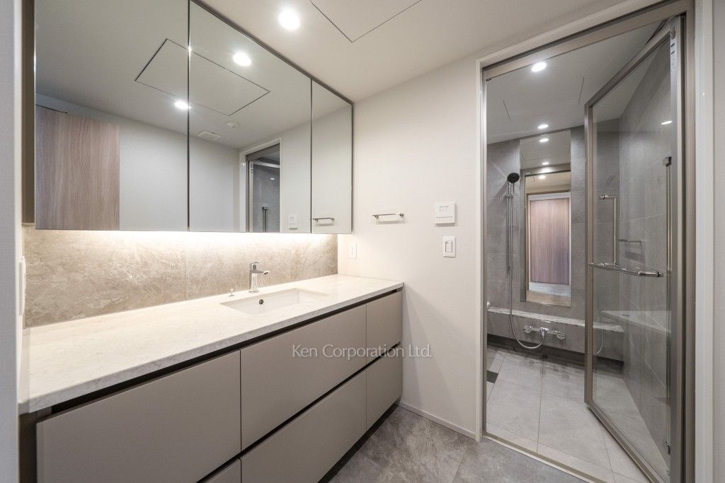 TAKANAWA GATEWAY CITY RESIDENCEの写真 パウダールーム※画像は同タイプの824号室（RAタイプ・モカグレージュ）です。階数・カラータイプが異なる場合があります。 ※8階の同じ間取タイプを撮影。仕様が異なることがあります。