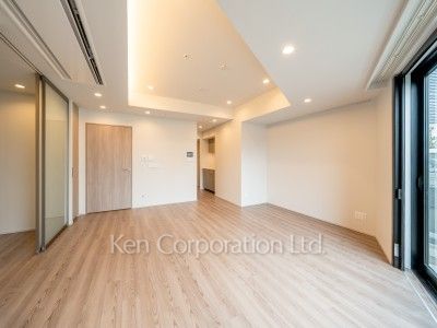 TAKANAWA GATEWAY CITY RESIDENCEの写真 リビングダイニング※画像は同タイプの824号室（RAタイプ・モカグレージュ）です。階数・カラータイプが異なる場合があります。 ※8階の同じ間取タイプを撮影。仕様が異なることがあります。