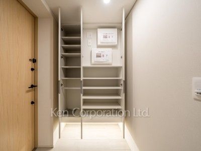 TAKANAWA GATEWAY CITY RESIDENCEの写真 シューズクローゼット※画像は同タイプの1019号室（SFタイプ・スノーグレージュ）です。階数・カラータイプが異なる場合があります。 ※10階の同じ間取タイプを撮影。仕様が異なることがあります。