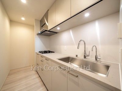 TAKANAWA GATEWAY CITY RESIDENCEの写真 キッチン※画像は同タイプの1019号室（SFタイプ・スノーグレージュ）です。階数・カラータイプが異なる場合があります。※画像では、冷蔵庫が未設置ですが、今後設置されます。 ※10階の同じ間取タイプを撮影。仕様が異なることがあります。