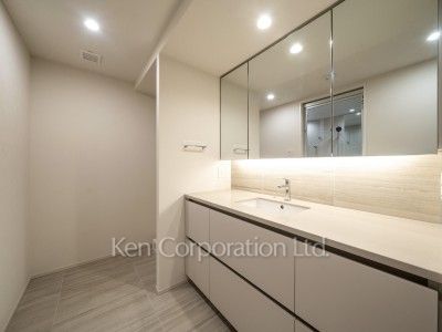 TAKANAWA GATEWAY CITY RESIDENCEの写真 パウダールーム※画像は同タイプの1019号室（SFタイプ・スノーグレージュ）です。階数・カラータイプが異なる場合があります。※画像では、洗濯乾燥機が未設置ですが、今後設置されます。 ※10階の同じ間取タイプを撮影。仕様が異なることがあります。