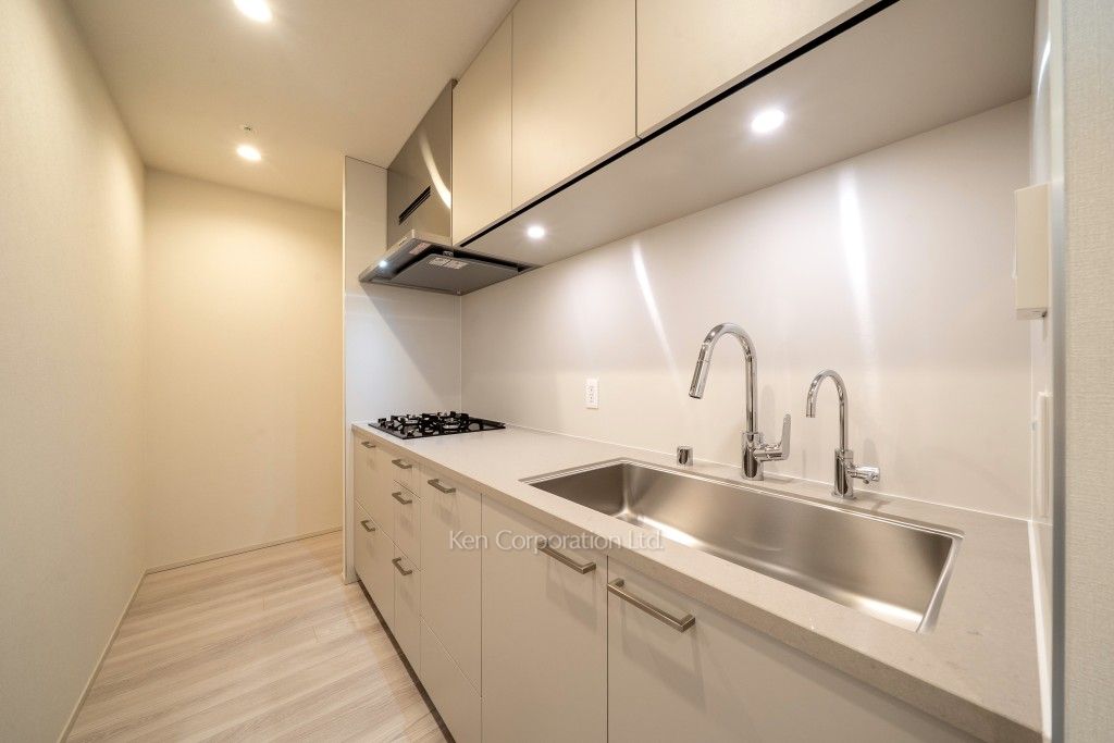 TAKANAWA GATEWAY CITY RESIDENCEの写真 キッチン※画像は同タイプの1019号室（SFタイプ・スノーグレージュ）です。階数・カラータイプが異なる場合があります。※画像では、冷蔵庫が未設置ですが、今後設置されます。 ※10階の同じ間取タイプを撮影。仕様が異なることがあります。