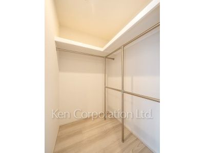 TAKANAWA GATEWAY CITY RESIDENCEの写真 ウォークインクローゼット※画像は同タイプの1019号室（SFタイプ・スノーグレージュ）です。階数・カラータイプが異なる場合があります。 ※10階の同じ間取タイプを撮影。仕様が異なることがあります。