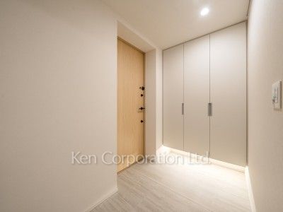 TAKANAWA GATEWAY CITY RESIDENCEの写真 玄関※画像は同タイプの1019号室（SFタイプ・スノーグレージュ）です。階数・カラータイプが異なる場合があります。 ※10階の同じ間取タイプを撮影。仕様が異なることがあります。