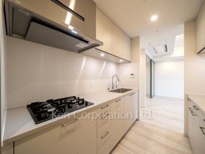 TAKANAWA GATEWAY CITY RESIDENCEの写真 キッチン※画像は同タイプの1019号室（SFタイプ・スノーグレージュ）です。階数・カラータイプが異なる場合があります。※画像では、冷蔵庫が未設置ですが、今後設置されます。 ※10階の同じ間取タイプを撮影。仕様が異なることがあります。