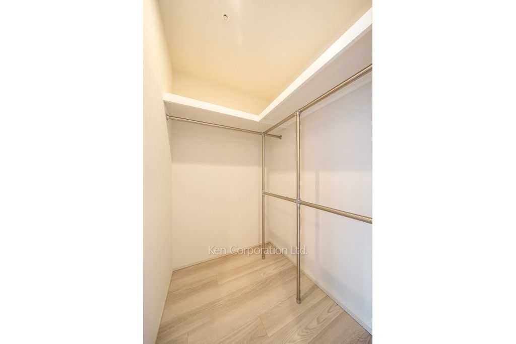 TAKANAWA GATEWAY CITY RESIDENCEの写真 ウォークインクローゼット※画像は同タイプの1019号室（SFタイプ・スノーグレージュ）です。階数・カラータイプが異なる場合があります。 ※10階の同じ間取タイプを撮影。仕様が異なることがあります。