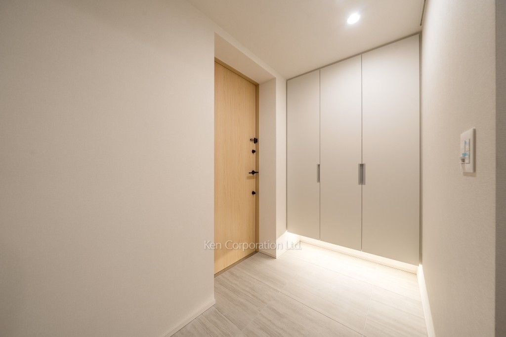 TAKANAWA GATEWAY CITY RESIDENCEの写真 玄関※画像は同タイプの1019号室（SFタイプ・スノーグレージュ）です。階数・カラータイプが異なる場合があります。 ※10階の同じ間取タイプを撮影。仕様が異なることがあります。