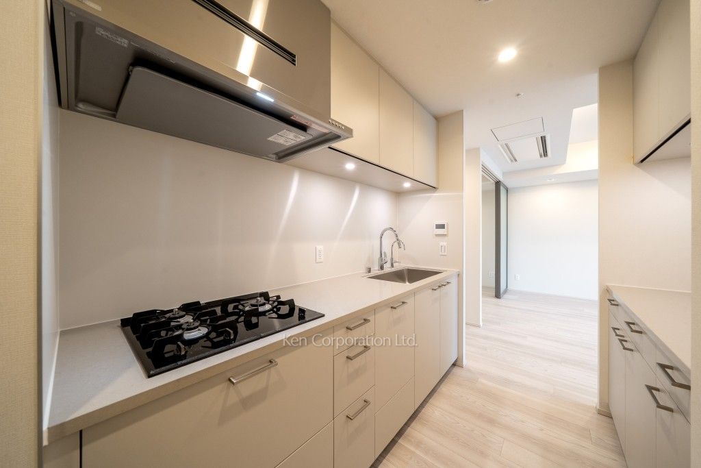 TAKANAWA GATEWAY CITY RESIDENCEの写真 キッチン※画像は同タイプの1019号室（SFタイプ・スノーグレージュ）です。階数・カラータイプが異なる場合があります。※画像では、冷蔵庫が未設置ですが、今後設置されます。 ※10階の同じ間取タイプを撮影。仕様が異なることがあります。