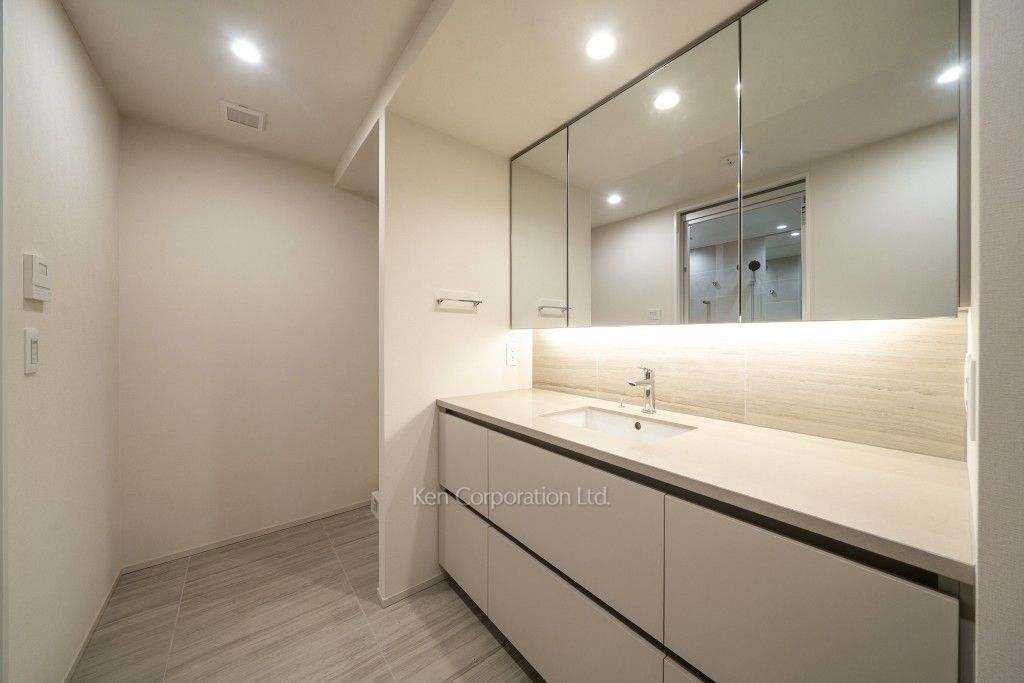 TAKANAWA GATEWAY CITY RESIDENCEの写真 パウダールーム※画像は同タイプの1019号室（SFタイプ・スノーグレージュ）です。階数・カラータイプが異なる場合があります。※画像では、洗濯乾燥機が未設置ですが、今後設置されます。 ※10階の同じ間取タイプを撮影。仕様が異なることがあります。