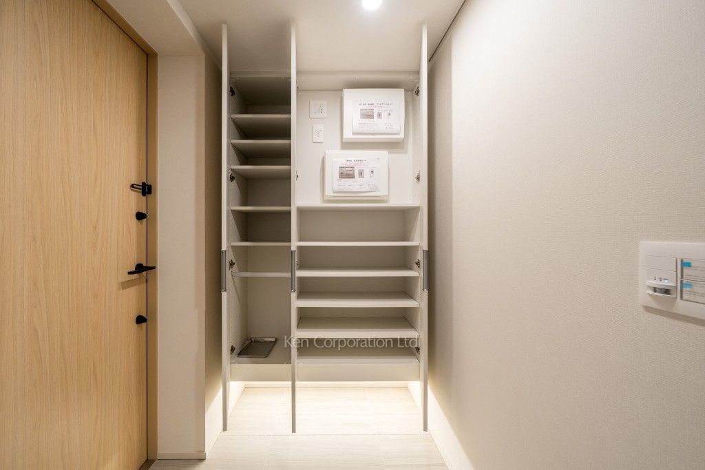 TAKANAWA GATEWAY CITY RESIDENCEの写真 シューズクローゼット※画像は同タイプの1019号室（SFタイプ・スノーグレージュ）です。階数・カラータイプが異なる場合があります。 ※10階の同じ間取タイプを撮影。仕様が異なることがあります。