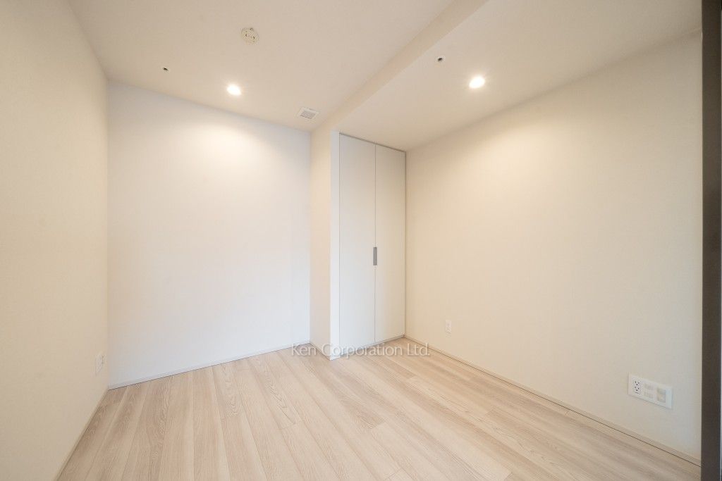 TAKANAWA GATEWAY CITY RESIDENCEの写真 ベッドルーム※画像は同タイプの1019号室（SFタイプ・スノーグレージュ）です。階数・カラータイプが異なる場合があります。 ※10階の同じ間取タイプを撮影。仕様が異なることがあります。