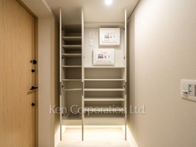 TAKANAWA GATEWAY CITY RESIDENCEの写真 シューズクローゼット※画像は同タイプの1018号室（SGタイプ・スノーグレージュ）です。階数・カラータイプが異なる場合があります。 ※10階の同じ間取タイプを撮影。仕様が異なることがあります。