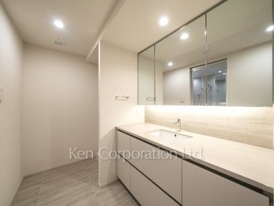 TAKANAWA GATEWAY CITY RESIDENCEの写真 パウダールーム※画像は同タイプの1018号室（SGタイプ・スノーグレージュ）です。階数・カラータイプが異なる場合があります。※画像では、洗濯乾燥機が未設置ですが、今後設置されます。 ※10階の同じ間取タイプを撮影。仕様が異なることがあります。