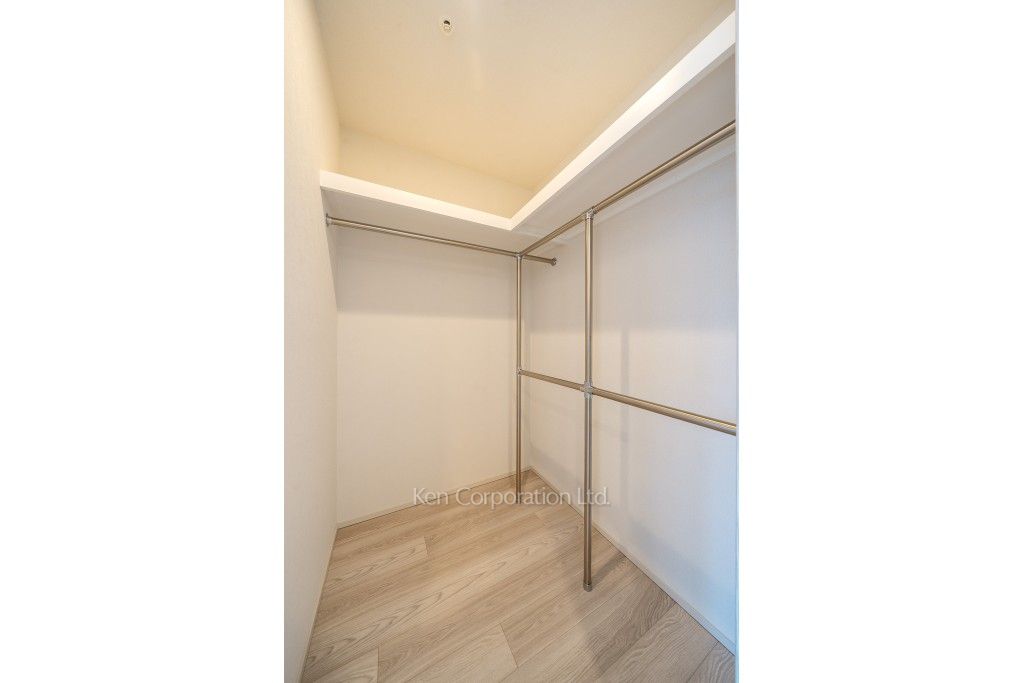 TAKANAWA GATEWAY CITY RESIDENCEの写真 ウォークインクローゼット※画像は同タイプの1018号室（SGタイプ・スノーグレージュ）です。階数・カラータイプが異なる場合があります。 ※10階の同じ間取タイプを撮影。仕様が異なることがあります。