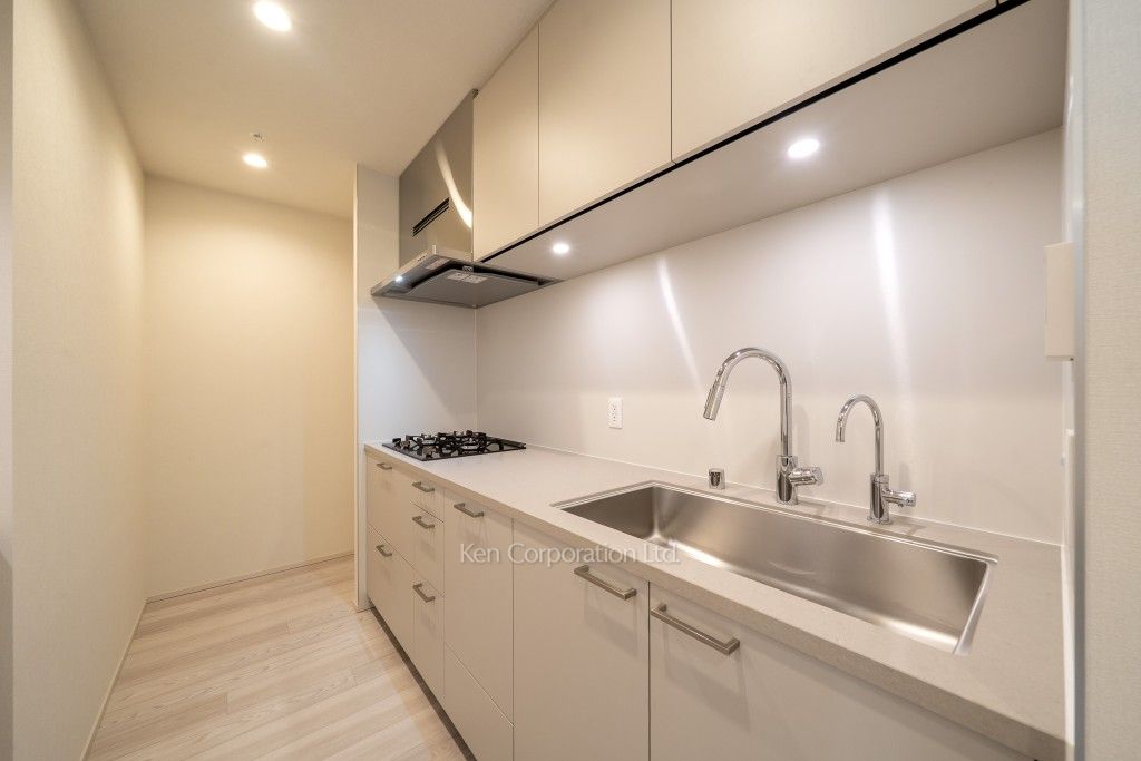 TAKANAWA GATEWAY CITY RESIDENCEの写真 キッチン※画像は同タイプの1018号室（SGタイプ・スノーグレージュ）です。階数・カラータイプが異なる場合があります。※画像では、冷蔵庫が未設置ですが、今後設置されます。 ※10階の同じ間取タイプを撮影。仕様が異なることがあります。