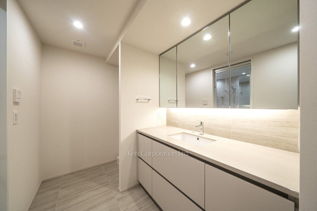 TAKANAWA GATEWAY CITY RESIDENCEの写真 パウダールーム※画像は同タイプの1018号室（SGタイプ・スノーグレージュ）です。階数・カラータイプが異なる場合があります。※画像では、洗濯乾燥機が未設置ですが、今後設置されます。 ※10階の同じ間取タイプを撮影。仕様が異なることがあります。