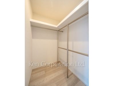 TAKANAWA GATEWAY CITY RESIDENCEの写真 ウォークインクローゼット※画像は同タイプの1018号室（SGタイプ・スノーグレージュ）です。階数・カラータイプが異なる場合があります。 ※10階の同じ間取タイプを撮影。仕様が異なることがあります。