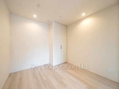 TAKANAWA GATEWAY CITY RESIDENCEの写真 ベッドルーム※画像は同タイプの1018号室（SGタイプ・スノーグレージュ）です。階数・カラータイプが異なる場合があります。 ※10階の同じ間取タイプを撮影。仕様が異なることがあります。