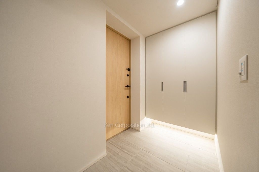 TAKANAWA GATEWAY CITY RESIDENCEの写真 玄関※画像は同タイプの1018号室（SGタイプ・スノーグレージュ）です。階数・カラータイプが異なる場合があります。 ※10階の同じ間取タイプを撮影。仕様が異なることがあります。