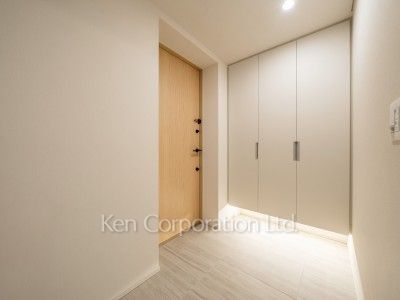 TAKANAWA GATEWAY CITY RESIDENCEの写真 玄関※画像は同タイプの1018号室（SGタイプ・スノーグレージュ）です。階数・カラータイプが異なる場合があります。 ※10階の同じ間取タイプを撮影。仕様が異なることがあります。