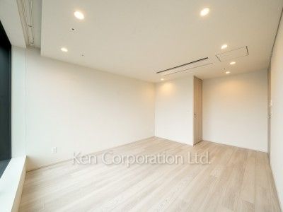 TAKANAWA GATEWAY CITY RESIDENCEの写真 マスターベッドルーム※画像は同タイプの1018号室（SGタイプ・スノーグレージュ）です。階数・カラータイプが異なる場合があります。 ※10階の同じ間取タイプを撮影。仕様が異なることがあります。