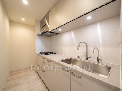 TAKANAWA GATEWAY CITY RESIDENCEの写真 キッチン※画像は同タイプの1018号室（SGタイプ・スノーグレージュ）です。階数・カラータイプが異なる場合があります。※画像では、冷蔵庫が未設置ですが、今後設置されます。 ※10階の同じ間取タイプを撮影。仕様が異なることがあります。