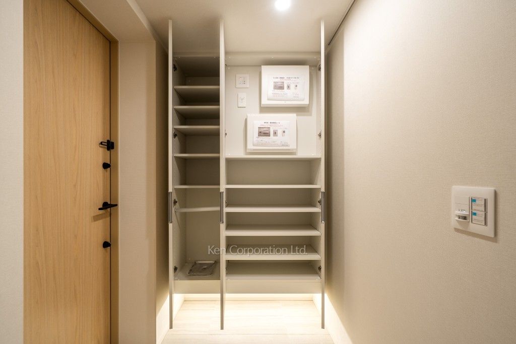 TAKANAWA GATEWAY CITY RESIDENCEの写真 シューズクローゼット※画像は同タイプの1018号室（SGタイプ・スノーグレージュ）です。階数・カラータイプが異なる場合があります。 ※10階の同じ間取タイプを撮影。仕様が異なることがあります。