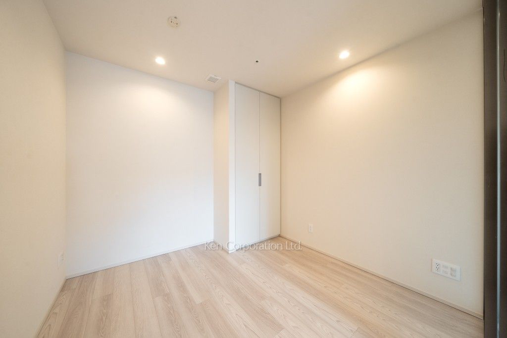 TAKANAWA GATEWAY CITY RESIDENCEの写真 ベッドルーム※画像は同タイプの1018号室（SGタイプ・スノーグレージュ）です。階数・カラータイプが異なる場合があります。 ※10階の同じ間取タイプを撮影。仕様が異なることがあります。