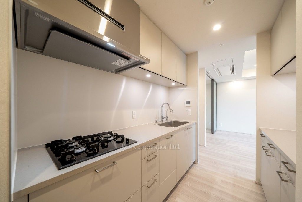 TAKANAWA GATEWAY CITY RESIDENCEの写真 キッチン※画像は同タイプの1018号室（SGタイプ・スノーグレージュ）です。階数・カラータイプが異なる場合があります。※画像では、冷蔵庫が未設置ですが、今後設置されます。 ※10階の同じ間取タイプを撮影。仕様が異なることがあります。