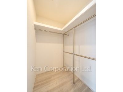 TAKANAWA GATEWAY CITY RESIDENCEの写真 ウォークインクローゼット※画像は同タイプの1017号室（SHタイプ・スノーグレージュ）です。階数・カラータイプが異なる場合があります。 ※10階の同じ間取タイプを撮影。仕様が異なることがあります。