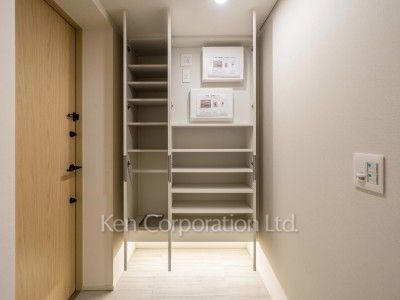 TAKANAWA GATEWAY CITY RESIDENCEの写真 シューズクローゼット※画像は同タイプの1017号室（SHタイプ・スノーグレージュ）です。階数・カラータイプが異なる場合があります。 ※10階の同じ間取タイプを撮影。仕様が異なることがあります。