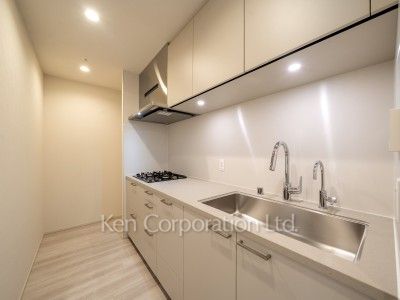 TAKANAWA GATEWAY CITY RESIDENCEの写真 キッチン※画像は同タイプの1017号室（SHタイプ・スノーグレージュ）です。階数・カラータイプが異なる場合があります。※画像では、冷蔵庫が未設置ですが、今後設置されます。 ※10階の同じ間取タイプを撮影。仕様が異なることがあります。