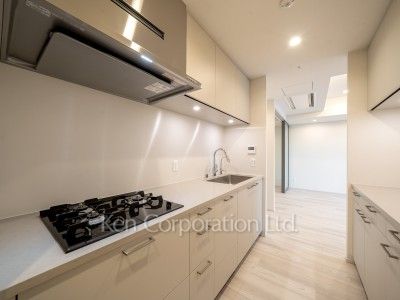 TAKANAWA GATEWAY CITY RESIDENCEの写真 キッチン※画像は同タイプの1017号室（SHタイプ・スノーグレージュ）です。階数・カラータイプが異なる場合があります。※画像では、冷蔵庫が未設置ですが、今後設置されます。 ※10階の同じ間取タイプを撮影。仕様が異なることがあります。