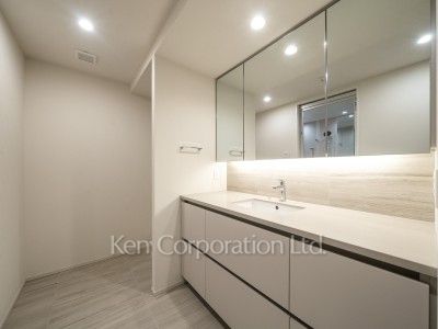 TAKANAWA GATEWAY CITY RESIDENCEの写真 パウダールーム※画像は同タイプの1017号室（SHタイプ・スノーグレージュ）です。階数・カラータイプが異なる場合があります。※画像では、洗濯乾燥機が未設置ですが、今後設置されます。 ※10階の同じ間取タイプを撮影。仕様が異なることがあります。