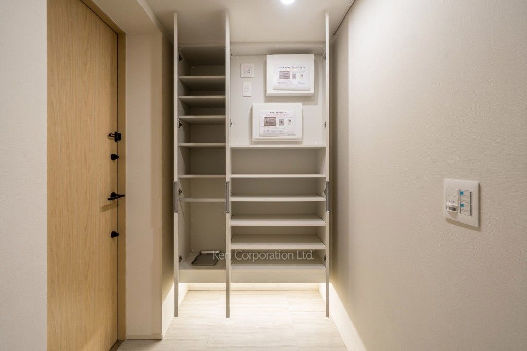 TAKANAWA GATEWAY CITY RESIDENCEの写真 シューズクローゼット※画像は同タイプの1017号室（SHタイプ・スノーグレージュ）です。階数・カラータイプが異なる場合があります。 ※10階の同じ間取タイプを撮影。仕様が異なることがあります。