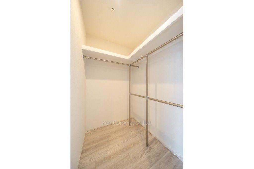 TAKANAWA GATEWAY CITY RESIDENCEの写真 ウォークインクローゼット※画像は同タイプの1017号室（SHタイプ・スノーグレージュ）です。階数・カラータイプが異なる場合があります。 ※10階の同じ間取タイプを撮影。仕様が異なることがあります。