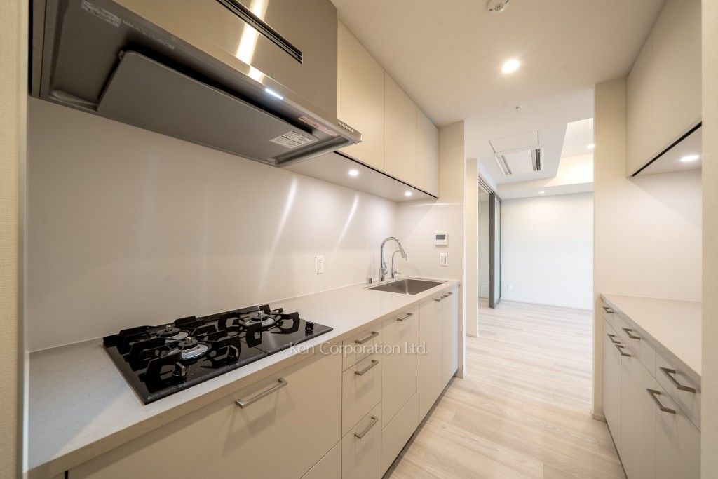 TAKANAWA GATEWAY CITY RESIDENCEの写真 キッチン※画像は同タイプの1017号室（SHタイプ・スノーグレージュ）です。階数・カラータイプが異なる場合があります。※画像では、冷蔵庫が未設置ですが、今後設置されます。 ※10階の同じ間取タイプを撮影。仕様が異なることがあります。