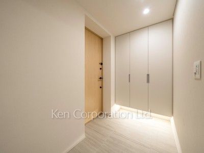 TAKANAWA GATEWAY CITY RESIDENCEの写真 玄関※画像は同タイプの1017号室（SHタイプ・スノーグレージュ）です。階数・カラータイプが異なる場合があります。 ※10階の同じ間取タイプを撮影。仕様が異なることがあります。