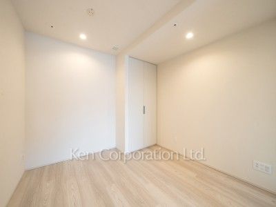 TAKANAWA GATEWAY CITY RESIDENCEの写真 ベッドルーム※画像は同タイプの1017号室（SHタイプ・スノーグレージュ）です。階数・カラータイプが異なる場合があります。 ※10階の同じ間取タイプを撮影。仕様が異なることがあります。