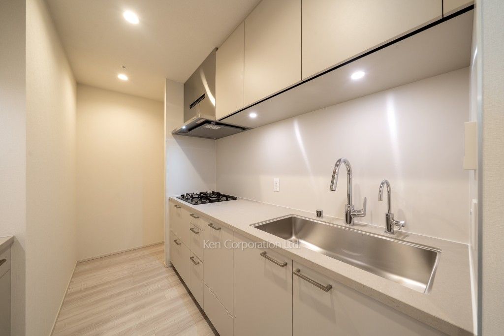 TAKANAWA GATEWAY CITY RESIDENCEの写真 キッチン※画像は同タイプの1017号室（SHタイプ・スノーグレージュ）です。階数・カラータイプが異なる場合があります。※画像では、冷蔵庫が未設置ですが、今後設置されます。 ※10階の同じ間取タイプを撮影。仕様が異なることがあります。