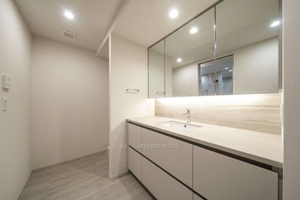 TAKANAWA GATEWAY CITY RESIDENCEの写真 パウダールーム※画像は同タイプの1017号室（SHタイプ・スノーグレージュ）です。階数・カラータイプが異なる場合があります。※画像では、洗濯乾燥機が未設置ですが、今後設置されます。 ※10階の同じ間取タイプを撮影。仕様が異なることがあります。