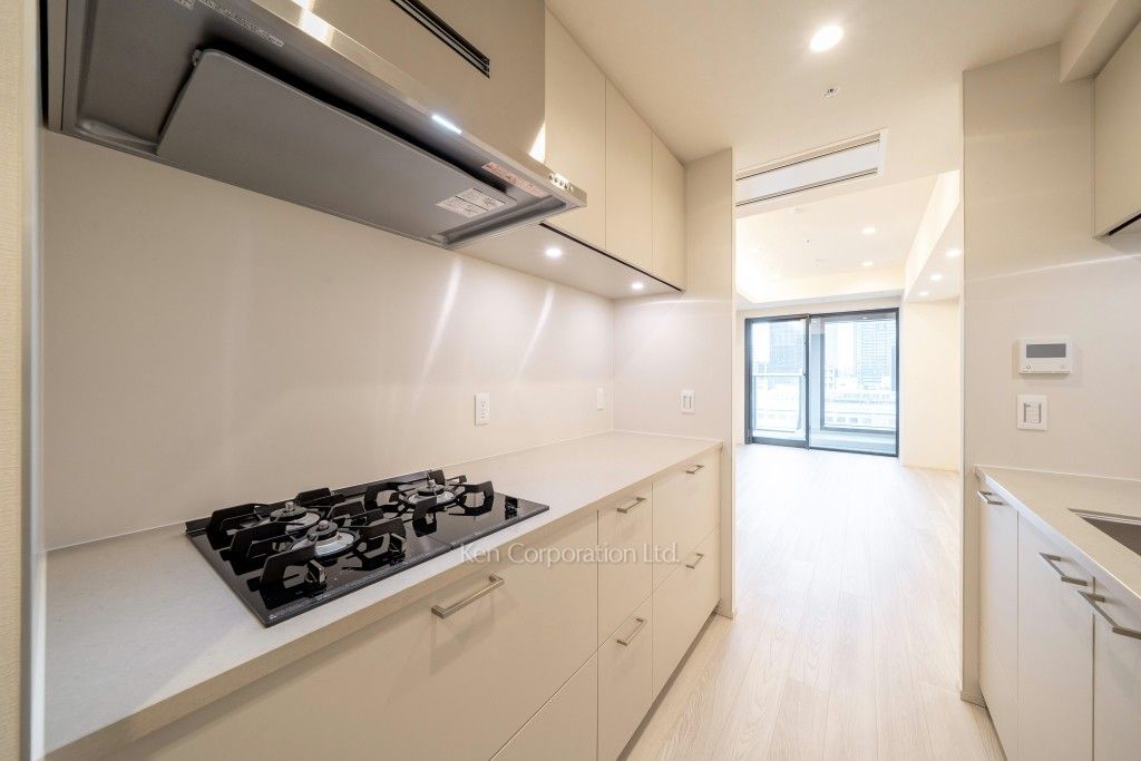 TAKANAWA GATEWAY CITY RESIDENCEの写真 キッチン※画像は同タイプの1016号室（SIタイプ・スノーグレージュ）です。階数・カラータイプが異なる場合があります。※画像では、冷蔵庫が未設置ですが、今後設置されます。 ※10階の同じ間取タイプを撮影。仕様が異なることがあります。